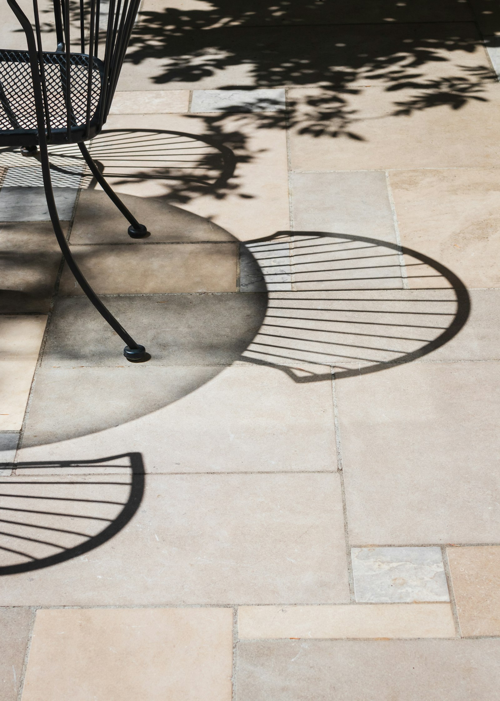 Nieuw aangelegd terras met schaduwspel